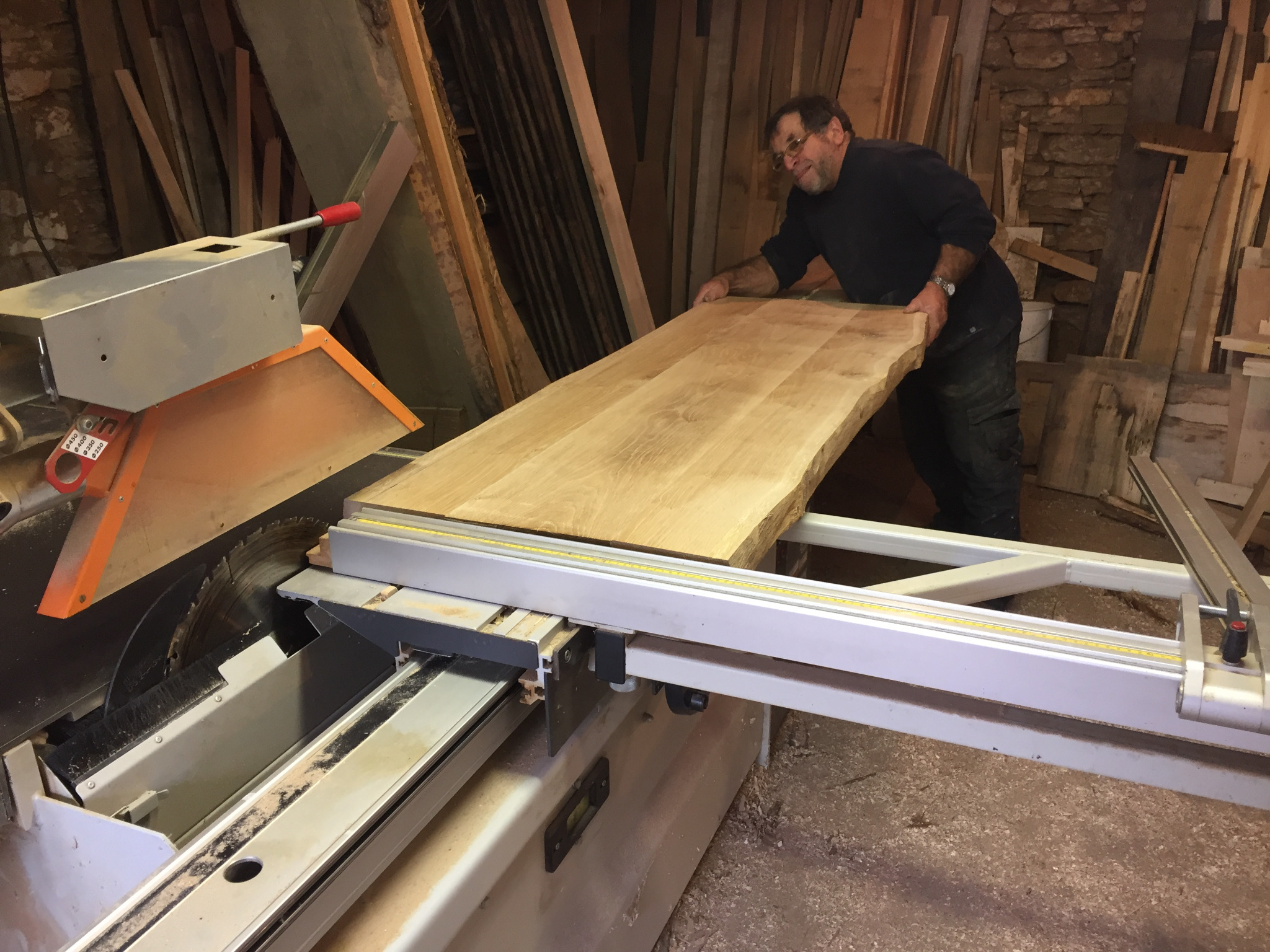 Travail d’un plateau de bois à l’atelier